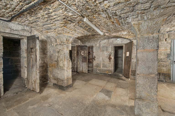 Vue d'ensemble du vestibule ouvrant sur les cellules (portes ouvertes). © Région Bourgogne-Franche-Comté, Inventaire du patrimoine