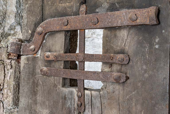 Porte de cellule. Détail d'une fenêtre ferrée. © Région Bourgogne-Franche-Comté, Inventaire du patrimoine