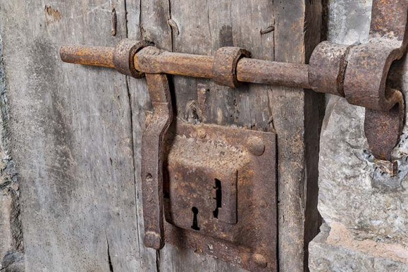 Porte de cellule. Détail d'un verrou. © Région Bourgogne-Franche-Comté, Inventaire du patrimoine