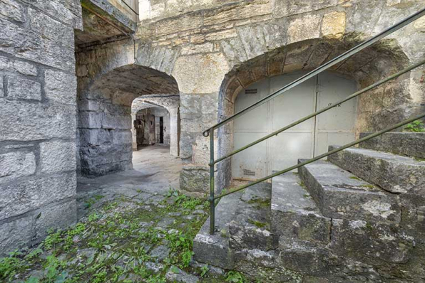 Cour ouest. Accès aux cellules de prison. © Région Bourgogne-Franche-Comté, Inventaire du patrimoine