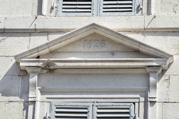 Fronton de la fenêtre centrale du premier étage. © Région Bourgogne-Franche-Comté, Inventaire du patrimoine Fronton de la fenêtre centrale du premier étage. © Région Bourgogne-Franche-Comté, Inventaire du patrimoine