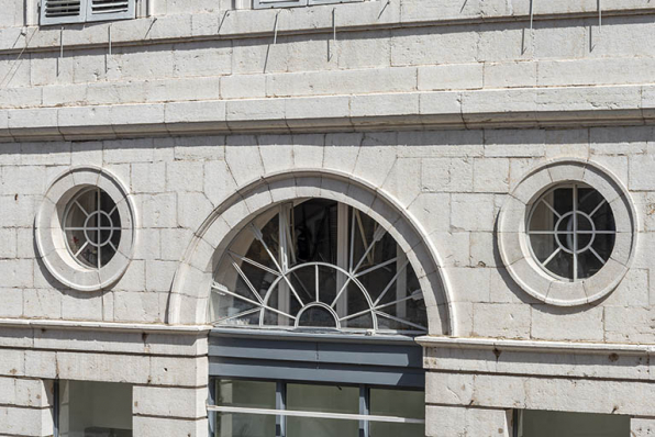 Façade antérieure. Ouvertures de l'entresol. © Région Bourgogne-Franche-Comté, Inventaire du patrimoine Façade antérieure. Ouvertures de l'entresol. © Région Bourgogne-Franche-Comté, Inventaire du patrimoine