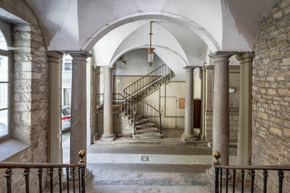 Colonnes du passage couvert et départ de l'escalier de service, depuis les marches de l'escalier d'honneur. © Région Bourgogne-Franche-Comté, Inventaire du patrimoine Colonnes du passage couvert et départ de l'escalier de service, depuis les marches de l'escalier d'honneur. © Région Bourgogne-Franche-Comté, Inventaire du patrimoine