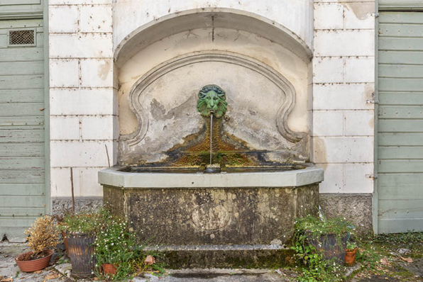 Détail de la fontaine de la cour. La date 1830 figure en façade du bassin. © Région Bourgogne-Franche-Comté, Inventaire du patrimoine
