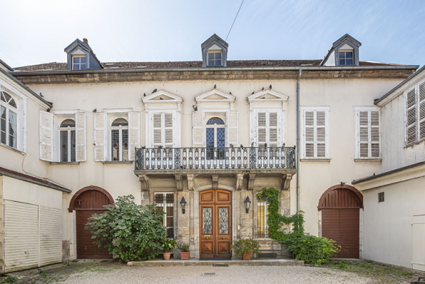 Façade sur cour. Vue de face. © Région Bourgogne-Franche-Comté, Inventaire du patrimoine Façade sur cour. Vue de face. © Région Bourgogne-Franche-Comté, Inventaire du patrimoine