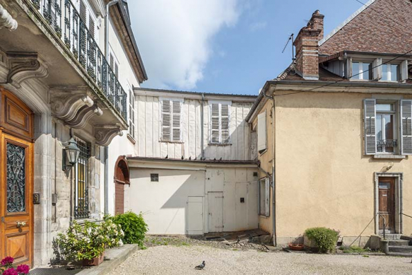Logement et pavillon nord vus depuis la cour. © Région Bourgogne-Franche-Comté, Inventaire du patrimoine