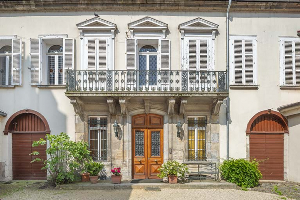 Façade est. Détail de la partie centrale. © Région Bourgogne-Franche-Comté, Inventaire du patrimoine Façade est. Détail de la partie centrale. © Région Bourgogne-Franche-Comté, Inventaire du patrimoine