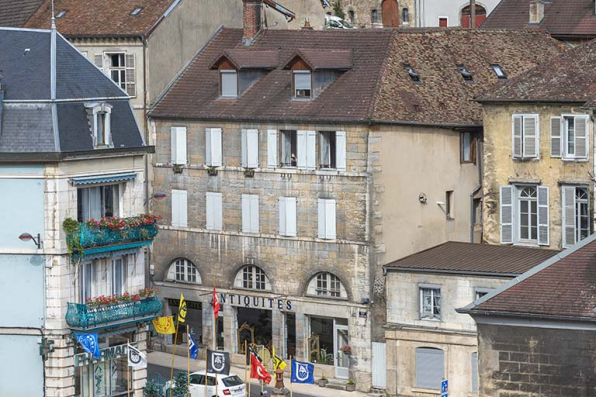 Vue d'ensemble depuis le sud-ouest. © Région Bourgogne-Franche-Comté, Inventaire du patrimoine Vue d'ensemble depuis le sud-ouest. © Région Bourgogne-Franche-Comté, Inventaire du patrimoine