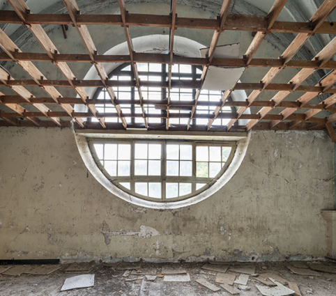Vue intérieure de l'oculus (façade ouest), et ossature bois du plafond (salles de classe du collège). © Région Bourgogne-Franche-Comté, Inventaire du patrimoine Vue intérieure de l'oculus (façade ouest), et ossature bois du plafond (salles de classe du collège). © Région Bourgogne-Franche-Comté, Inventaire du patrimoine