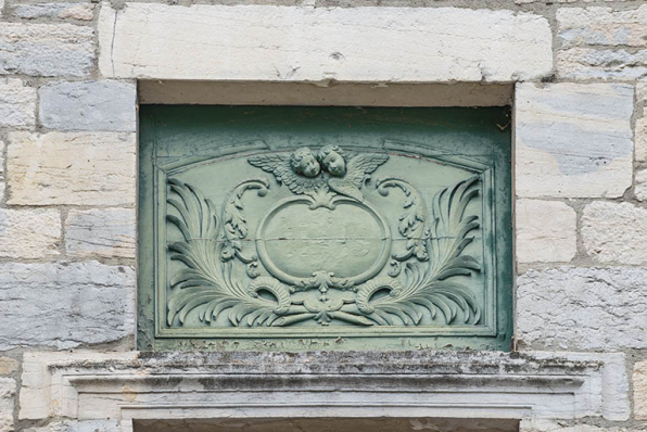 Tympan sculpté surmontant la porte du collège. © Région Bourgogne-Franche-Comté, Inventaire du patrimoine Tympan sculpté surmontant la porte du collège. © Région Bourgogne-Franche-Comté, Inventaire du patrimoine