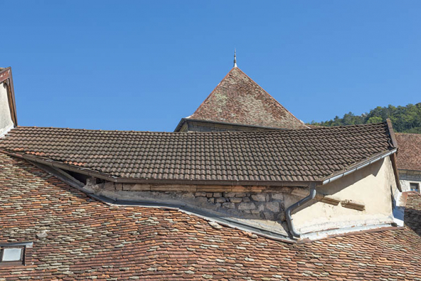 Chevet polygonal émergeant du versant ouest. © Région Bourgogne-Franche-Comté, Inventaire du patrimoine Chevet polygonal émergeant du versant ouest. © Région Bourgogne-Franche-Comté, Inventaire du patrimoine