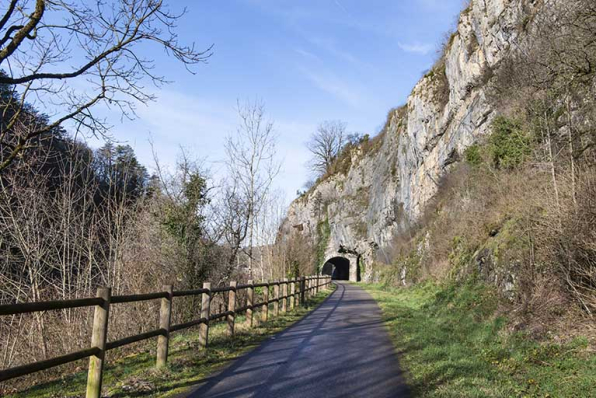 Vue depuis l'est : voie verte et entrée du tunnel. © Région Bourgogne-Franche-Comté, Inventaire du patrimoine