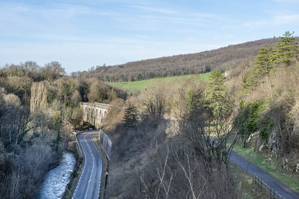 Vue d'ensemble : rivière, route départementale, viaduc et voie verte. © Région Bourgogne-Franche-Comté, Inventaire du patrimoine