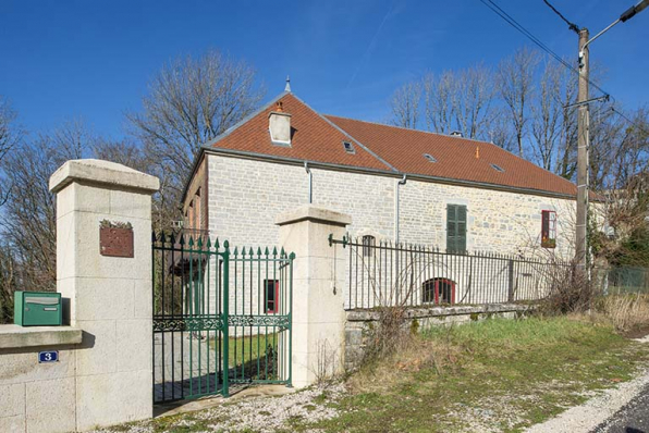 Vue d'ensemble depuis l'entrée. © Région Bourgogne-Franche-Comté, Inventaire du patrimoine Vue d'ensemble depuis l'entrée. © Région Bourgogne-Franche-Comté, Inventaire du patrimoine