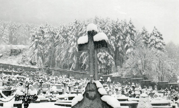 Vue du cimetière en hiver, s.d. [3e quart 20e siècle]. © Région Bourgogne-Franche-Comté, Inventaire du patrimoine