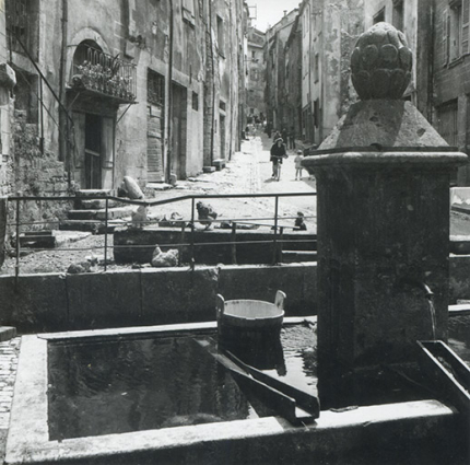 La rue d'Olivet et la fontaine au premier plan, s.d. [années 1960 ?].  © Région Bourgogne-Franche-Comté, Inventaire du patrimoine