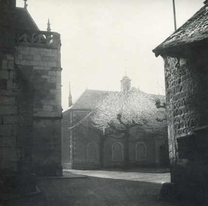 Place Saint-Anatoile et école Saint-Charles, depuis le nord, s.d. [vers 1950]. © Région Bourgogne-Franche-Comté, Inventaire du patrimoine