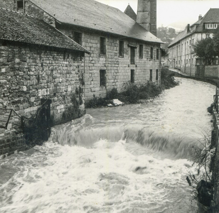 Façade sur la Furieuse de la salle des poêles, s.d. [milieu 20e siècle]. © Région Bourgogne-Franche-Comté, Inventaire du patrimoine