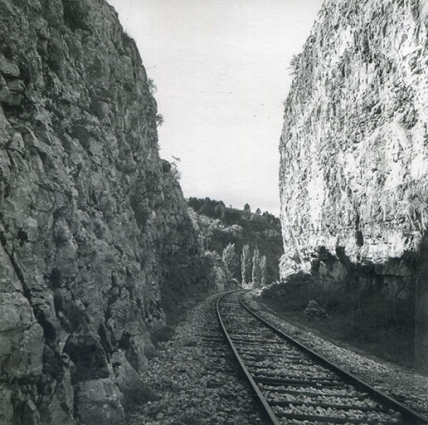Passage taillé dans la roche, ou tranchée, à l'entrée nord de la ville, s.d. [3e quart 20e siècle]. © Région Bourgogne-Franche-Comté, Inventaire du patrimoine