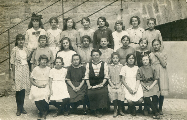 Elèves (filles du collège), 1921. © Région Bourgogne-Franche-Comté, Inventaire du patrimoine Elèves (filles du collège), 1921. © Région Bourgogne-Franche-Comté, Inventaire du patrimoine