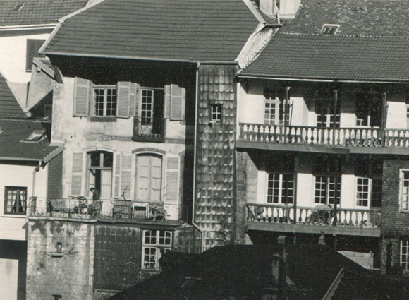 Façade ouest d'hôtels particuliers rue Gambetta (l'hôtel Marandet est à droite), phot. Georges Chenu, s.d. [milieu 20e siècle]. © Région Bourgogne-Franche-Comté, Inventaire du patrimoine