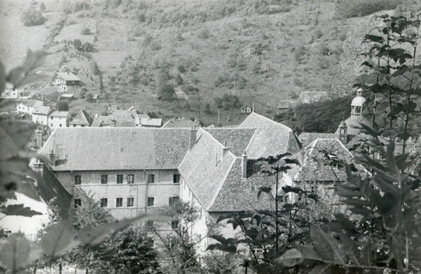 Vue plongeante sur les toitures, s.d. [3e quart du 20e siècle]. © Région Bourgogne-Franche-Comté, Inventaire du patrimoine
