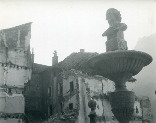La fontaine au moment de la démolition du quartier d'Olivet, s.d. [vers 1975].  © Région Bourgogne-Franche-Comté, Inventaire du patrimoine