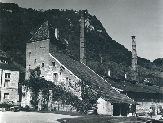 La tour de Reculot et le bâtiment des poêles vus depuis le sud-est, s.d. [vers 1970]. © Région Bourgogne-Franche-Comté, Inventaire du patrimoine