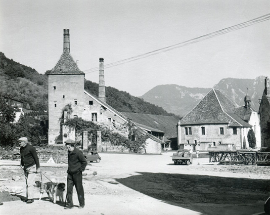 Les bâtiments des salines vus depuis l'ancienne place des bois, s.d. [vers 1970]. © Région Bourgogne-Franche-Comté, Inventaire du patrimoine