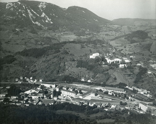 Vue plongeante depuis l'ouest, s.d. [vers 1975]. © Région Bourgogne-Franche-Comté, Inventaire du patrimoine