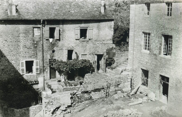 Vue plongeante sur la cour depuis l'aile sud du bâtiment supérieur, s.d. [vers 1955]. © Région Bourgogne-Franche-Comté, Inventaire du patrimoine