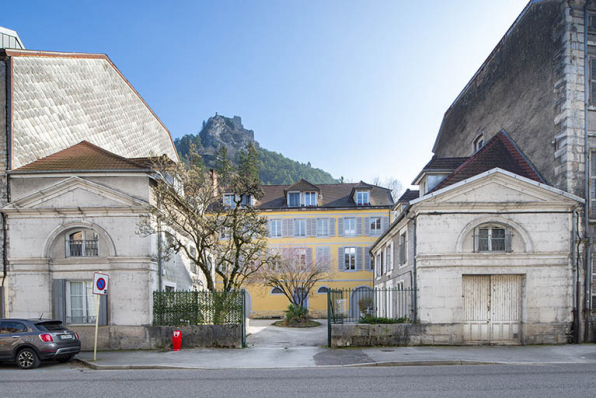 Vue d'ensemble depuis la rue (printemps). © Région Bourgogne-Franche-Comté, Inventaire du patrimoine Vue d'ensemble depuis la rue (printemps). © Région Bourgogne-Franche-Comté, Inventaire du patrimoine