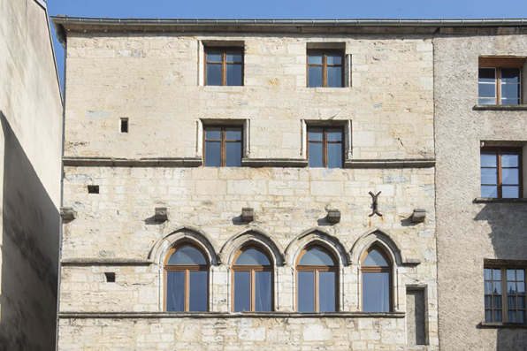 Etages supérieures de la façade antérieure. © Région Bourgogne-Franche-Comté, Inventaire du patrimoine Etages supérieures de la façade antérieure. © Région Bourgogne-Franche-Comté, Inventaire du patrimoine