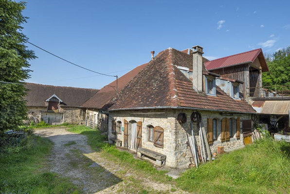 Vue d'ensemble depuis le nord-est. © Région Bourgogne-Franche-Comté, Inventaire du patrimoine Vue d'ensemble depuis le nord-est. © Région Bourgogne-Franche-Comté, Inventaire du patrimoine