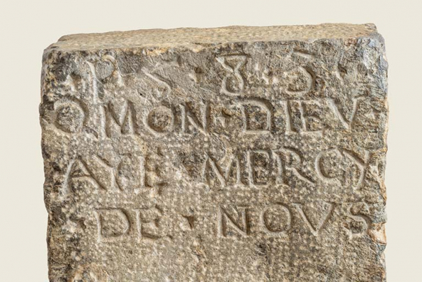 Bénitier. Détail de l'inscription : 1583 - MON DIEU AYE MERCY DE NOUS. © Région Bourgogne-Franche-Comté, Inventaire du patrimoine Bénitier. Détail de l'inscription : 1583 - MON DIEU AYE MERCY DE NOUS. © Région Bourgogne-Franche-Comté, Inventaire du patrimoine
