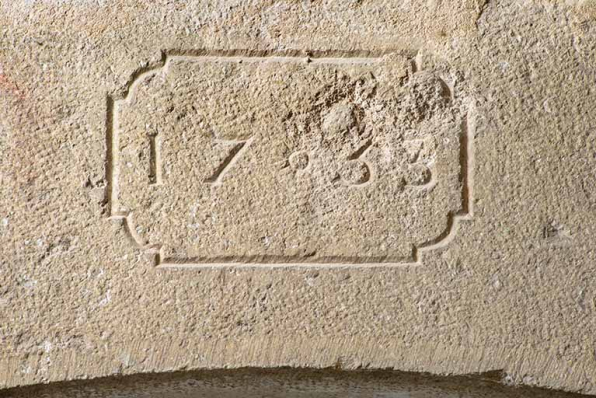 Mur est du bâtiment. Cartouche gravée (1753 ?) © Région Bourgogne-Franche-Comté, Inventaire du patrimoine