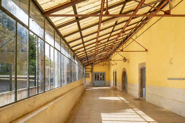Galerie couverte, adossée contre la façade est du bâtiment conventuel. © Région Bourgogne-Franche-Comté, Inventaire du patrimoine Galerie couverte, adossée contre la façade est du bâtiment conventuel. © Région Bourgogne-Franche-Comté, Inventaire du patrimoine