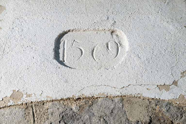 Date gravée sur le linteau de la chapelle (porte ouest). © Région Bourgogne-Franche-Comté, Inventaire du patrimoine Date gravée sur le linteau de la chapelle (porte ouest). © Région Bourgogne-Franche-Comté, Inventaire du patrimoine