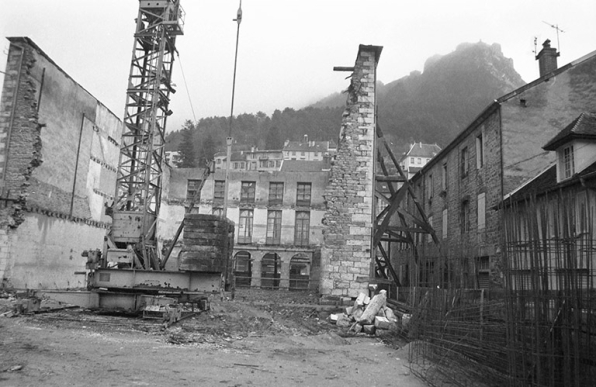 Le théâtre en chantier. Vue depuis l'ouest, s.d. [1988]. © Région Bourgogne-Franche-Comté, Inventaire du patrimoine