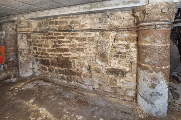 Sous-sol : colonnes et chapiteaux. © Région Bourgogne-Franche-Comté, Inventaire du patrimoine