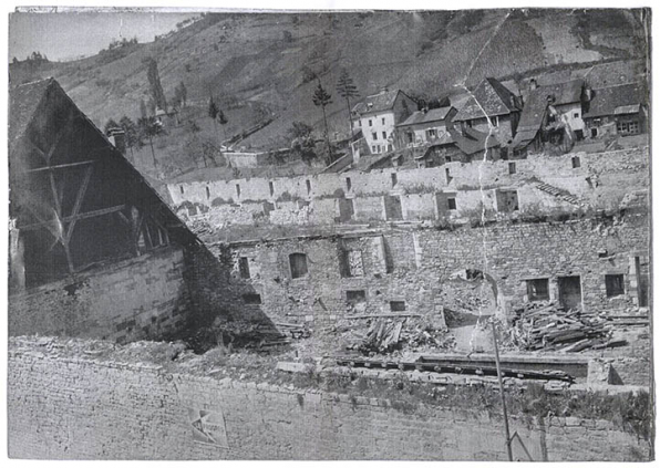 Vue plongeante depuis le nord-est sur les bâtiments détruits, s.d. [vers 1950]. © Région Bourgogne-Franche-Comté, Inventaire du patrimoine