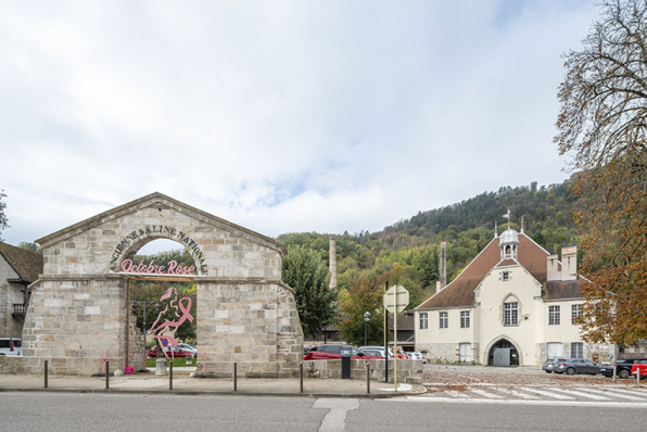 Porte monumentale et maison du Pardessus, depuis l'est. © Région Bourgogne-Franche-Comté, Inventaire du patrimoine