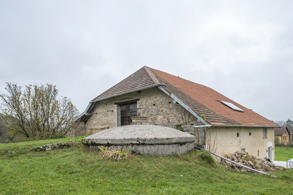 Vue depuis l'ouest. Au premier plan, la citerne semi-enterrée. © Région Bourgogne-Franche-Comté, Inventaire du patrimoine Vue depuis l'ouest. Au premier plan, la citerne semi-enterrée. © Région Bourgogne-Franche-Comté, Inventaire du patrimoine