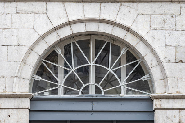 Détail des arcades en plein-cintre des grandes baies (niveau de l'entresol). © Région Bourgogne-Franche-Comté, Inventaire du patrimoine Détail des arcades en plein-cintre des grandes baies (niveau de l'entresol). © Région Bourgogne-Franche-Comté, Inventaire du patrimoine