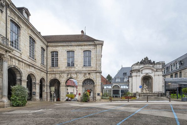 Aile nord, vue depuis le sud de la place. © Région Bourgogne-Franche-Comté, Inventaire du patrimoine