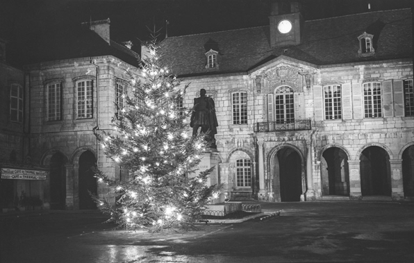 Vue de nuit de la façade, s.d. [3e quart 20e siècle]. © Région Bourgogne-Franche-Comté, Inventaire du patrimoine