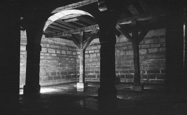 Réservoir de saumure (vidé) sous le grenier à sel, s.d. [vers 1960]. © Région Bourgogne-Franche-Comté, Inventaire du patrimoine