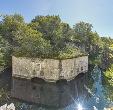 La double caponnière (front de gorge). © Région Bourgogne-Franche-Comté, Inventaire du patrimoine La double caponnière (front de gorge). © Région Bourgogne-Franche-Comté, Inventaire du patrimoine