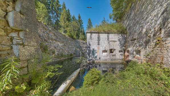 La double caponnière (front de gorge), vue depuis le fossé. © Région Bourgogne-Franche-Comté, Inventaire du patrimoine La double caponnière (front de gorge), vue depuis le fossé. © Région Bourgogne-Franche-Comté, Inventaire du patrimoine
