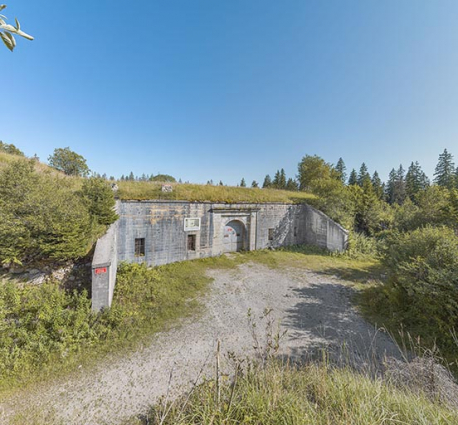 Bâtiment d'entrée, vue de trois quarts gauche. © Région Bourgogne-Franche-Comté, Inventaire du patrimoine Bâtiment d'entrée, vue de trois quarts gauche. © Région Bourgogne-Franche-Comté, Inventaire du patrimoine